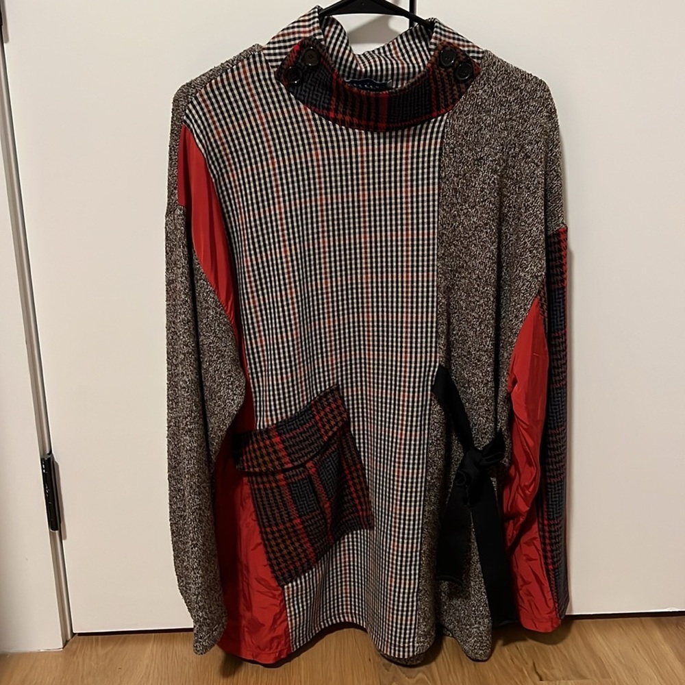 Mixed media Zara top with bows. Very long (almost past the butt). Higher neck